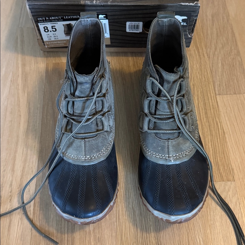 Sorel Out 'N About Leather Boots in Black and sage leather